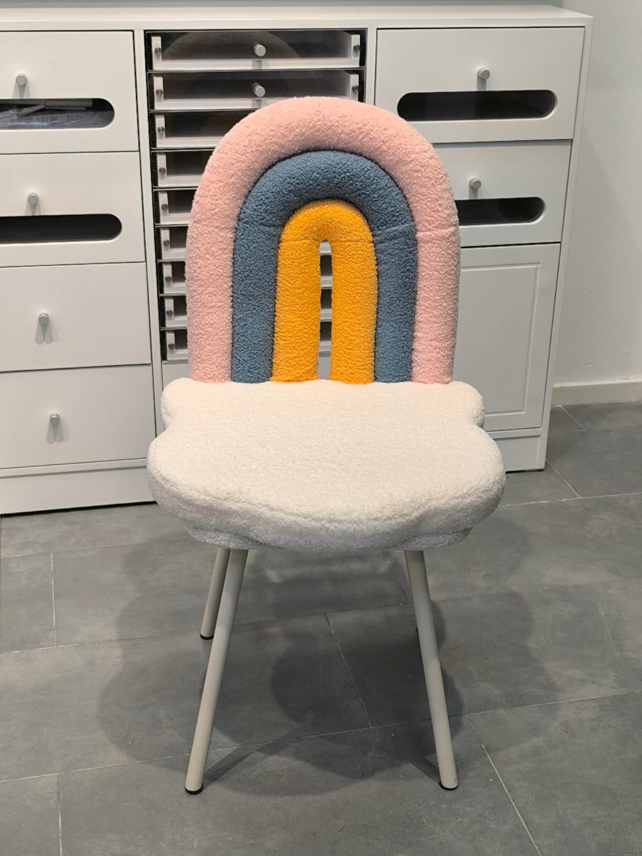 ✨ Regenbogen-Loungesessel Weich | Bezug aus Bouclé-Stoff Die magische Note für Ihren Maniküresalon ✨