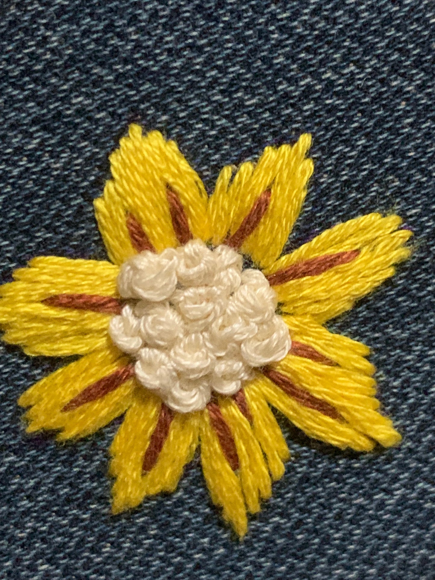 Halskette mit handbesticktem Medaillon 🌼 Blue Denim