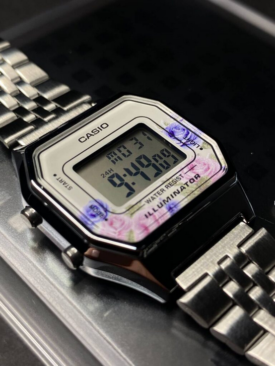 Orologio Digitale Casio LA680WA-4C Donna – Vintage con Fiori, Cassa Argento e Bracciale in Acciaio