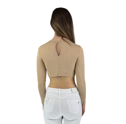 XT Studio maglia corta a costine con scollo ampio da donna. Colore sabbia