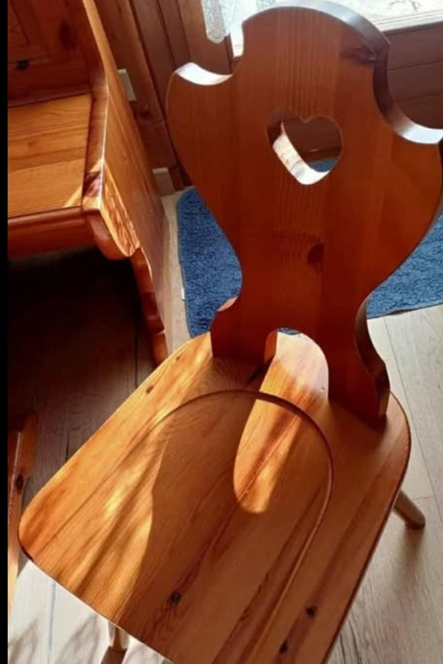 Tiroler Stuhl aus Kiefernholz, honigfarben gebeizt – Authentischer Alpenstil | Design-Event