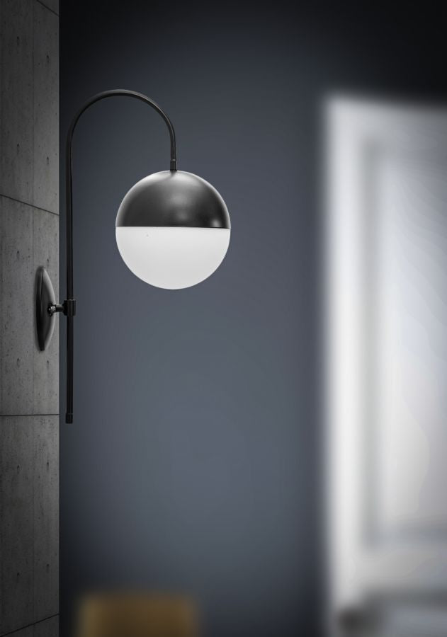 Wandleuchte Darky Street 19x31x51 cm aus schwarzem Metall und weißem Glas