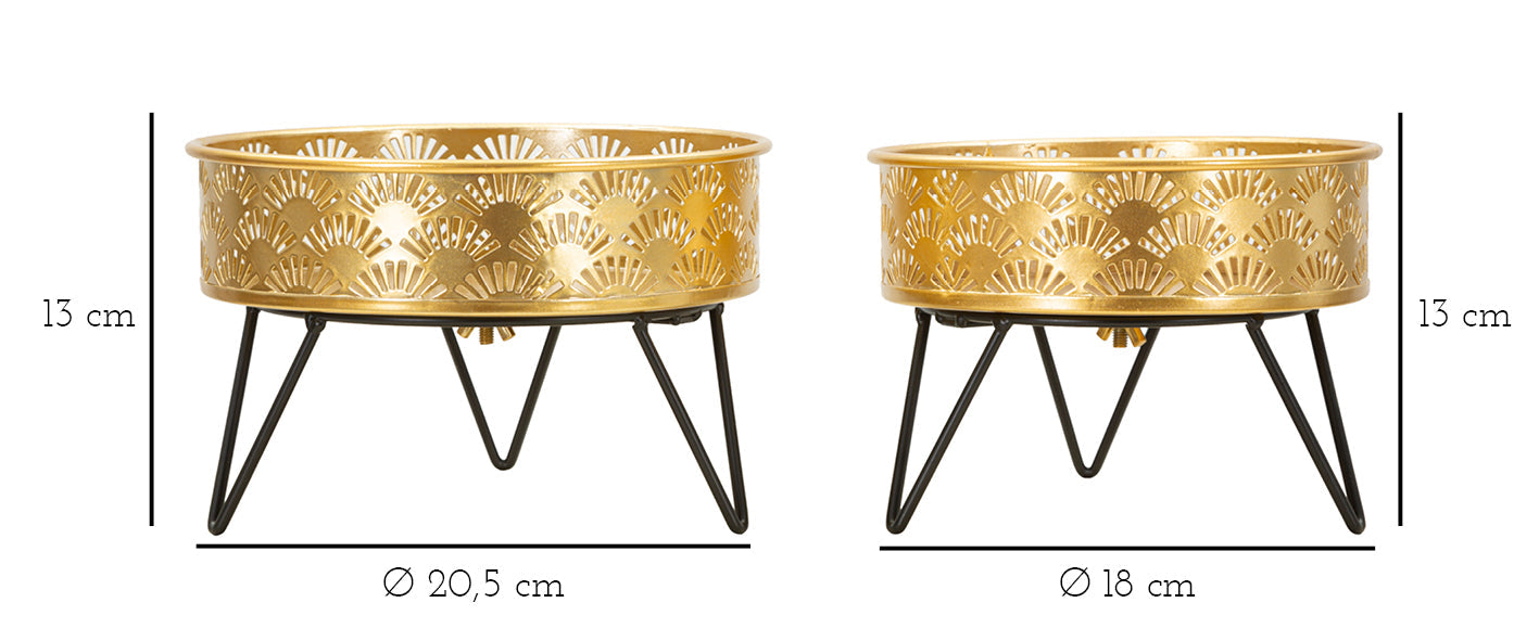 Paar Zanny-Vasen aus vergoldetem Metall mit geometrischen Schnitzereien – Ø 20,5x13 cm und Ø 18x13 cm