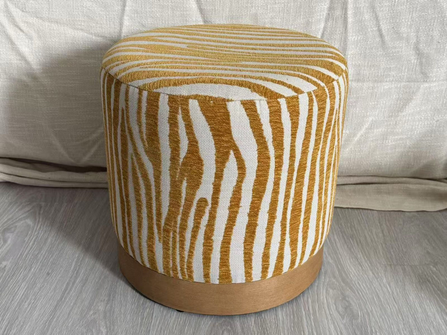 Pouf Savana Senf 40x40 cm Sperrholz Schwamm und Polyester Zebramuster Goldfarbener Sockel