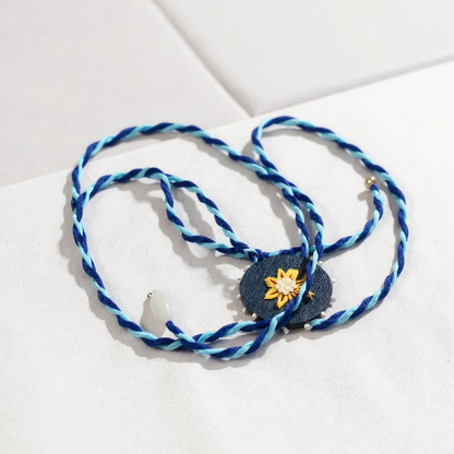 Halskette mit handbesticktem Medaillon 🌼 Blue Denim
