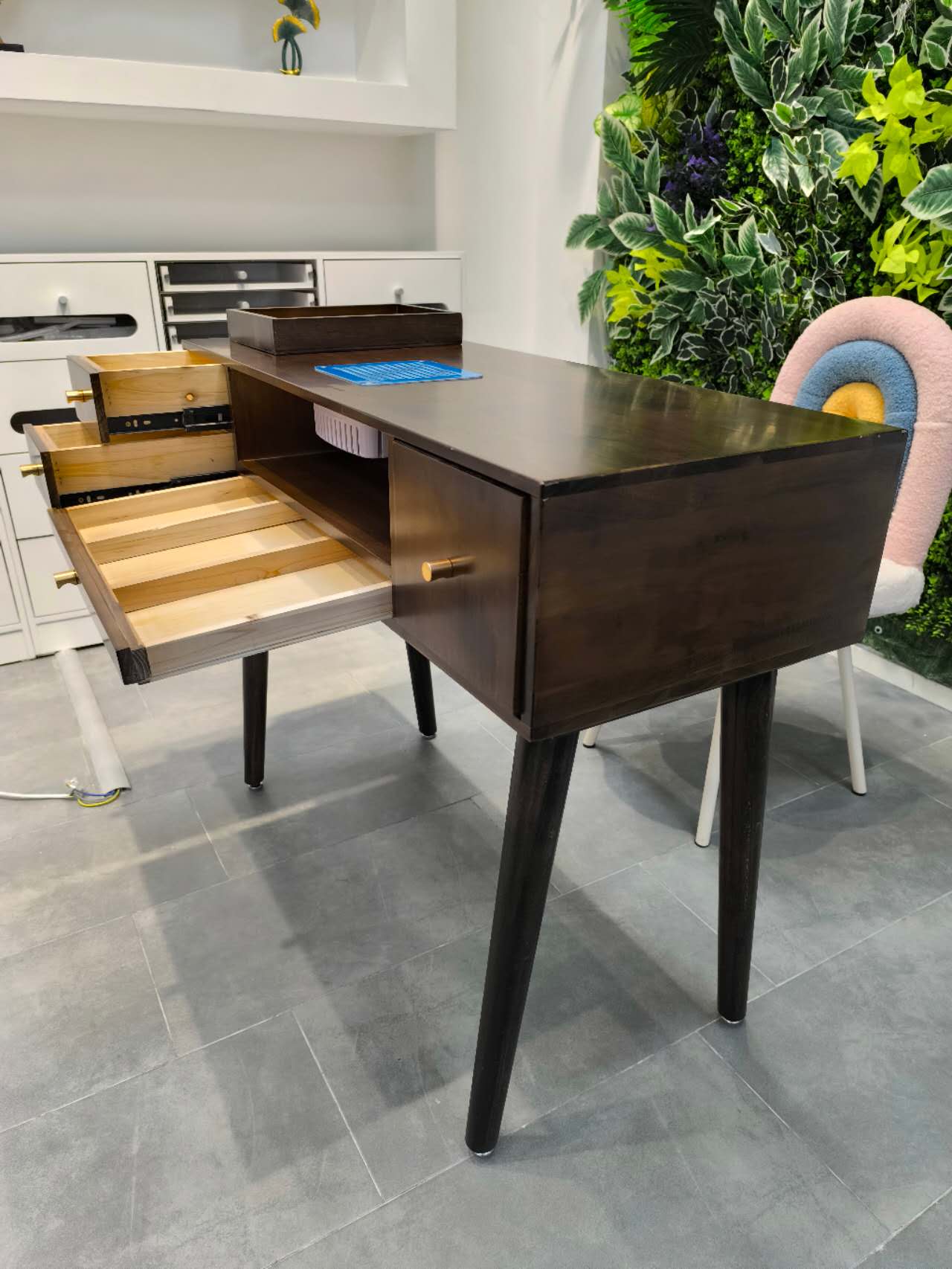 Maniküretisch aus massivem Nussbaumholz mit integriertem Absaugsystem 100*78*40 – Eleganz und Funktionalität.