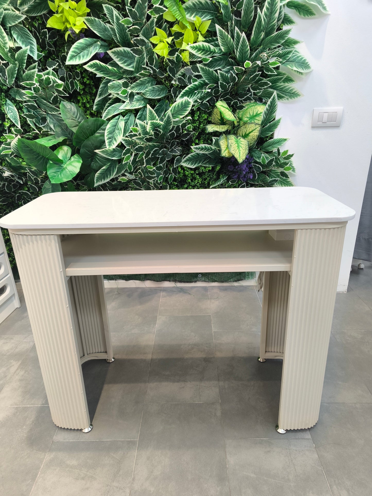 Design Manicuretisch｜Marmorplatte × Eisenbeine mit Streifenmuster｜Professioneller Arbeitsplatz für Schönheitssalon