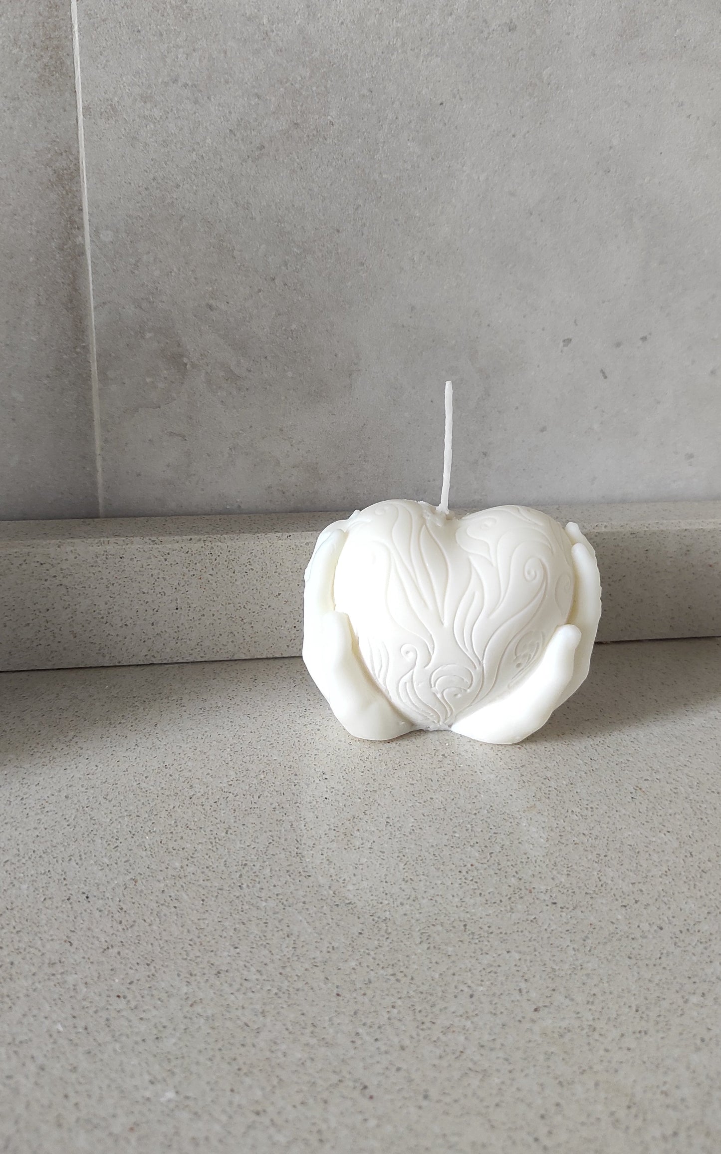 Candela un cuore tra le mani