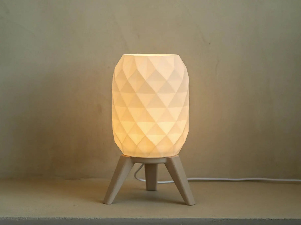 ORBIT: Home Decor Lampada da Tavolo con Paralume Geometrico