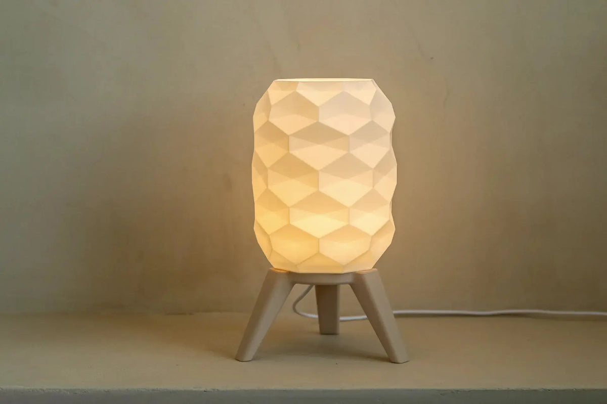 ORBIT: Home Decor Lampada da Tavolo con Paralume Geometrico