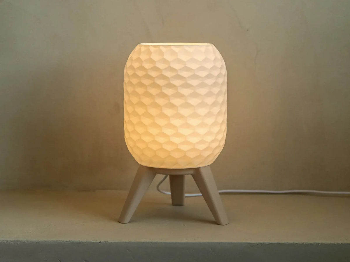 ORBIT: Home Decor Lampada da Tavolo con Paralume Geometrico