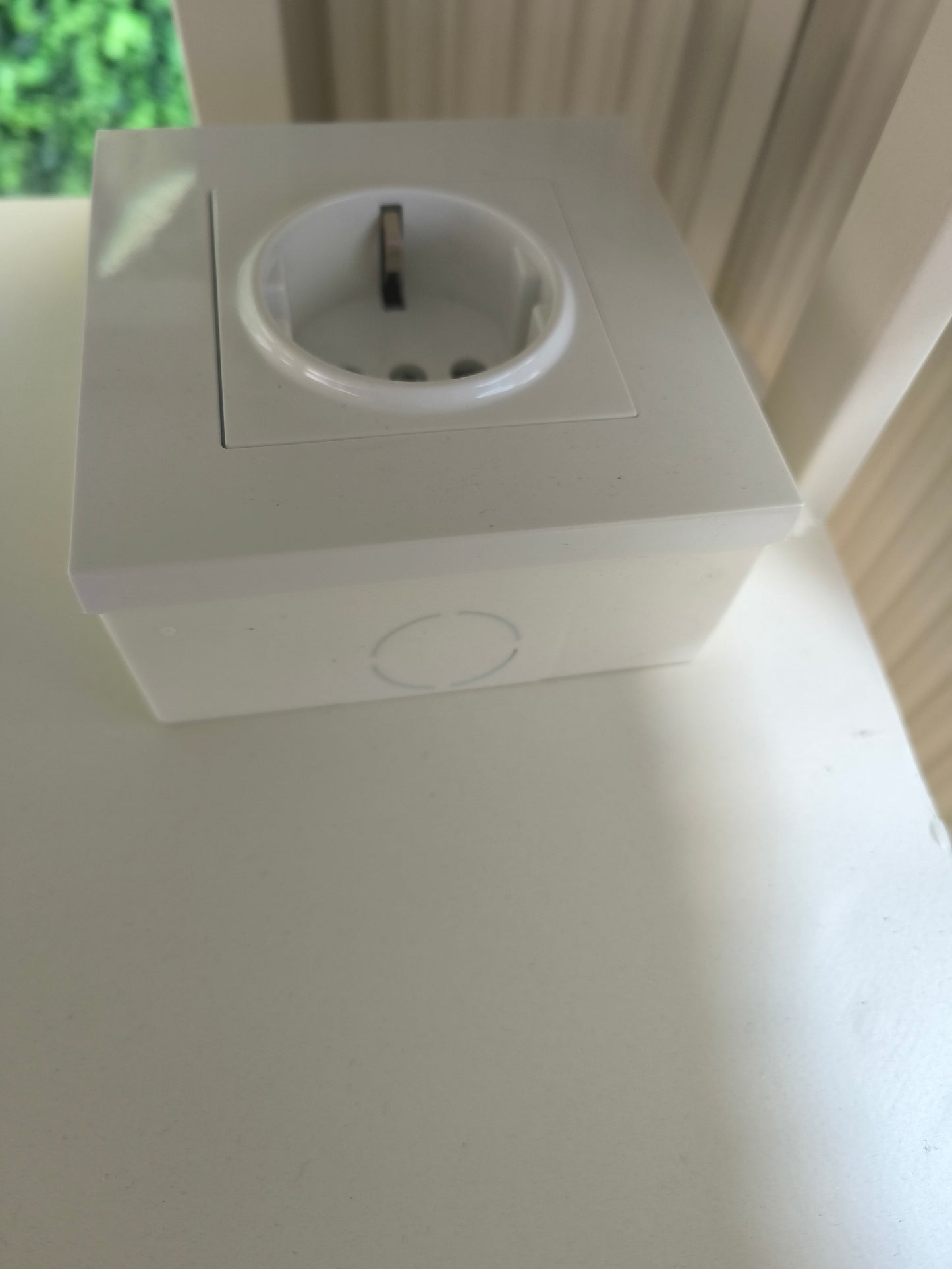 Design Manicuretisch｜Marmorplatte × Eisenbeine mit Streifenmuster｜Professioneller Arbeitsplatz für Schönheitssalon