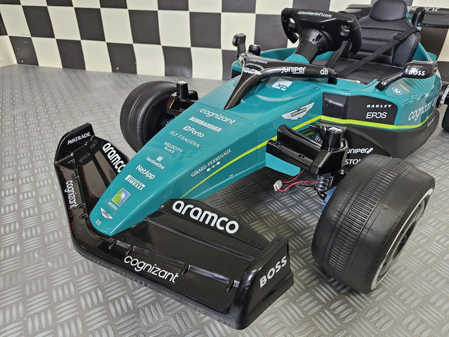 Aston Martin F1 24V Elektroauto für Kinder – Grün