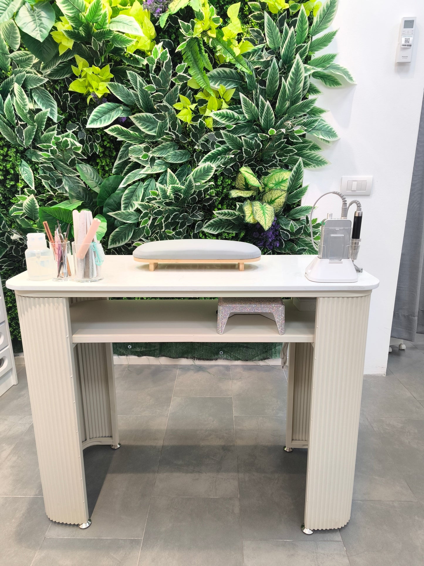 Design Manicuretisch｜Marmorplatte × Eisenbeine mit Streifenmuster｜Professioneller Arbeitsplatz für Schönheitssalon
