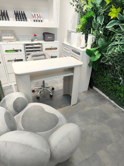 Design Manicuretisch｜Marmorplatte × Eisenbeine mit Streifenmuster｜Professioneller Arbeitsplatz für Schönheitssalon