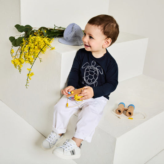 T-shirt blu a manica lunga con tartaruga