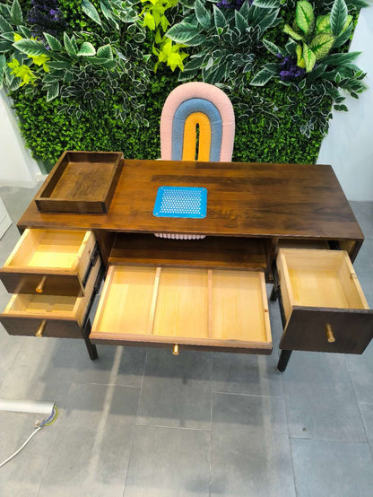 Maniküretisch aus massivem Nussbaumholz mit integriertem Absaugsystem 100*78*40 – Eleganz und Funktionalität.