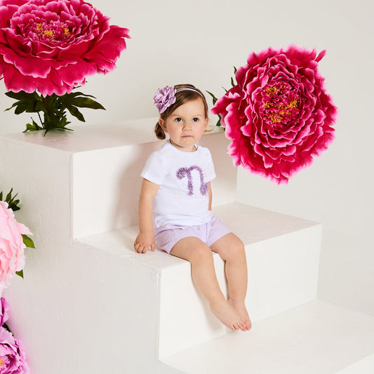 T-shirt bianca con petali lilla