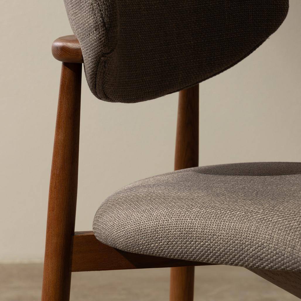 Sedia rivestita MIA, grigio scuro/noce