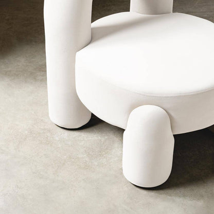 Poltrona LUCCA, velluto crema, forme arrotondate