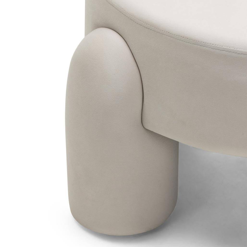 Poltrona LUCCA, velluto crema, forme arrotondate