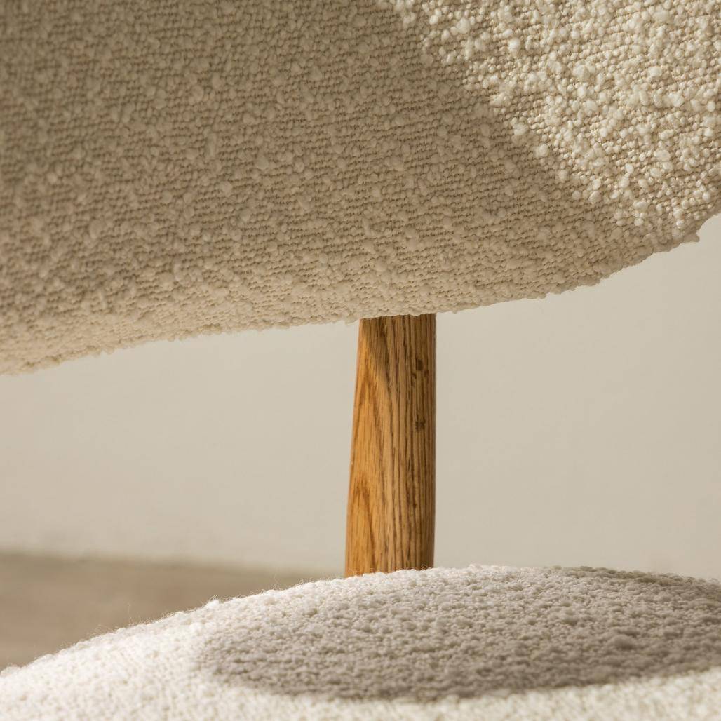Gepolsterter Stuhl MIA, weiß, Bouclé/Eiche