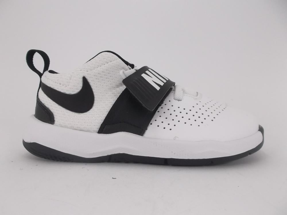 Nike Team Hustle 8 scarpa da basket 881943 100
