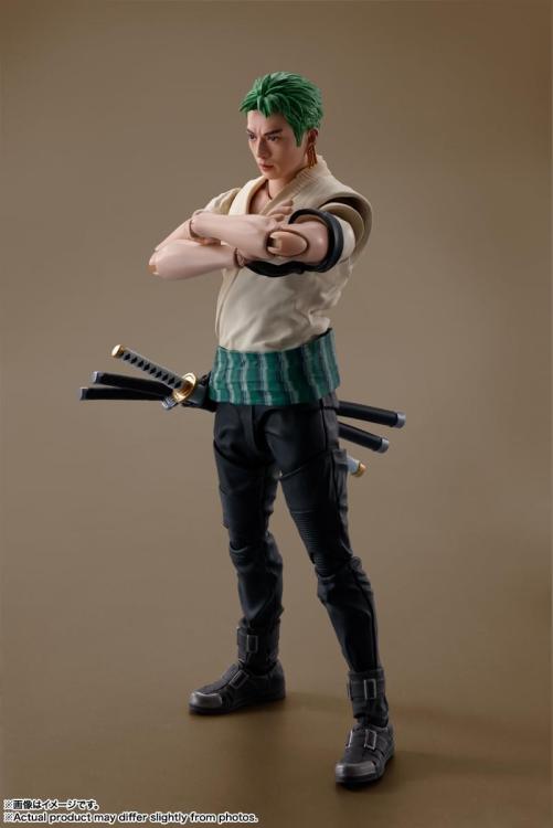 BANDAI SH FIGUARTS: SERIE NETFLIX ONE PIECE (RORONOA ZORO) ACTION FIGURE 15 cm