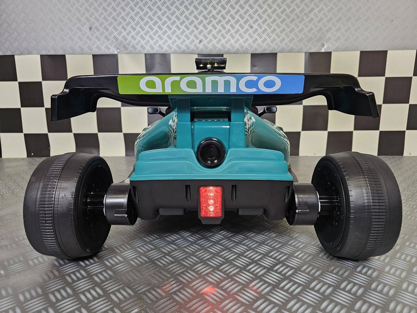 Aston Martin F1 24V Elektroauto für Kinder – Grün
