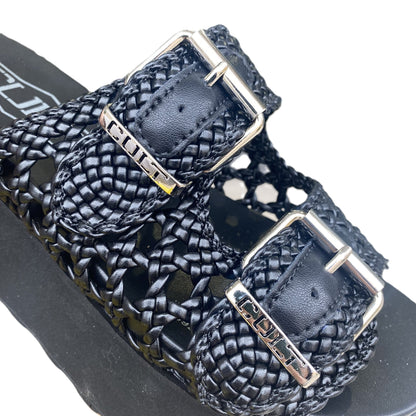 Cult sandalo da donna due fasce in pelle intrecciata impreziosite da fibbie in metallo con logo