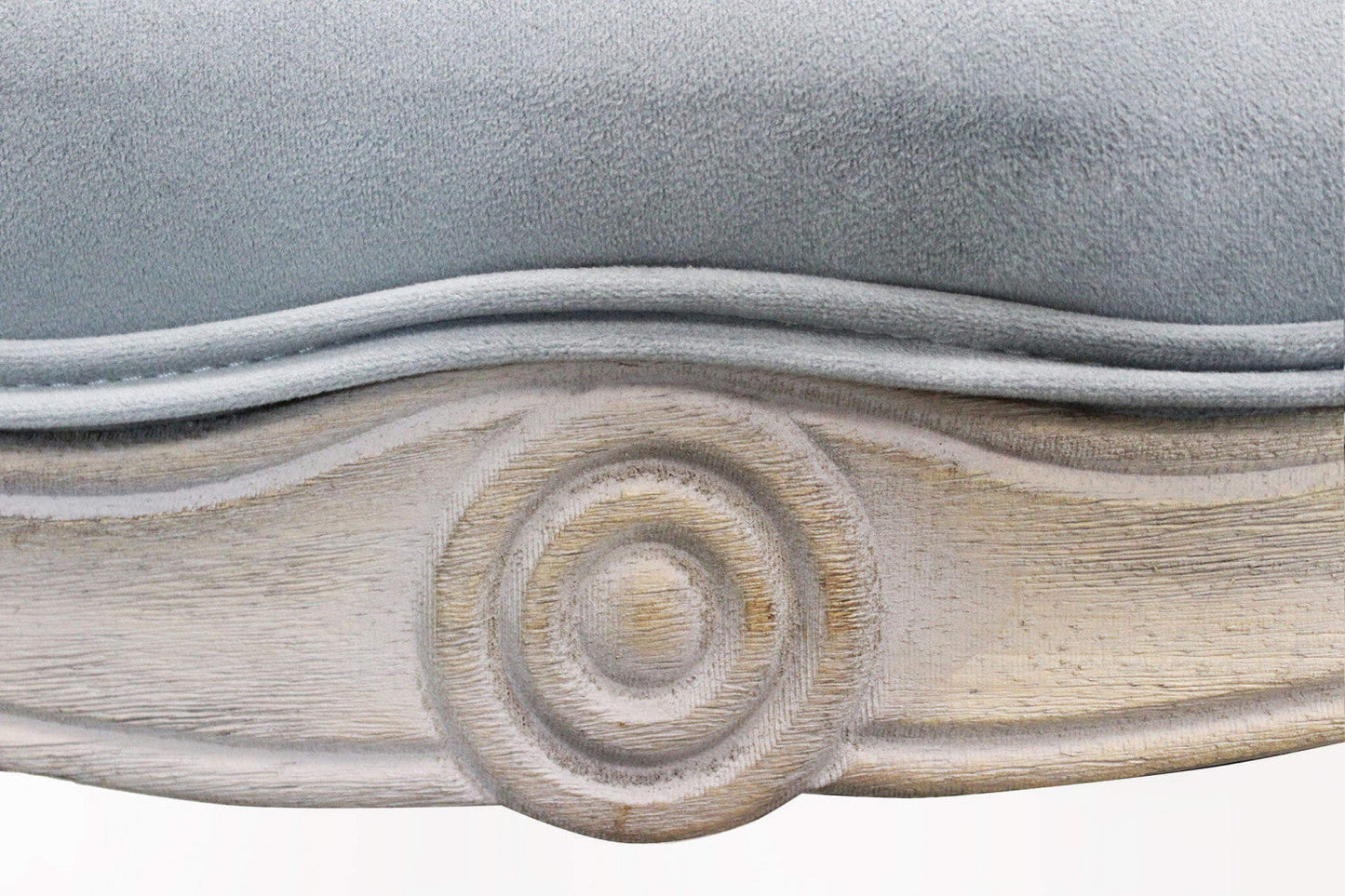 Divano elegante con capitonné in tessuto di lusso