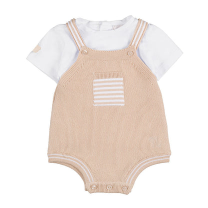 Salopette beige con t-shirt