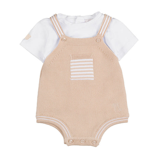 Salopette beige con t-shirt