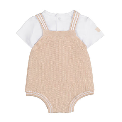Salopette beige con t-shirt