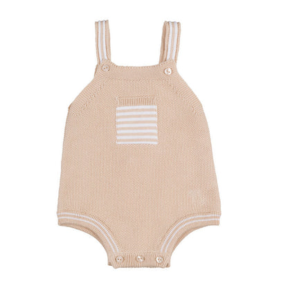 Salopette beige con t-shirt