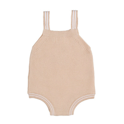Salopette beige con t-shirt