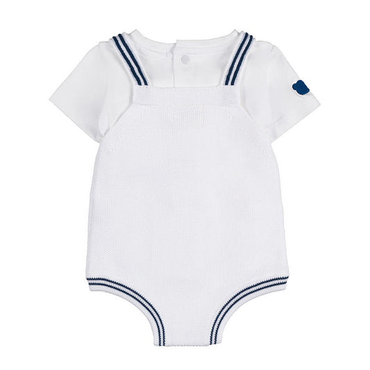Salopette bianca con t-shirt