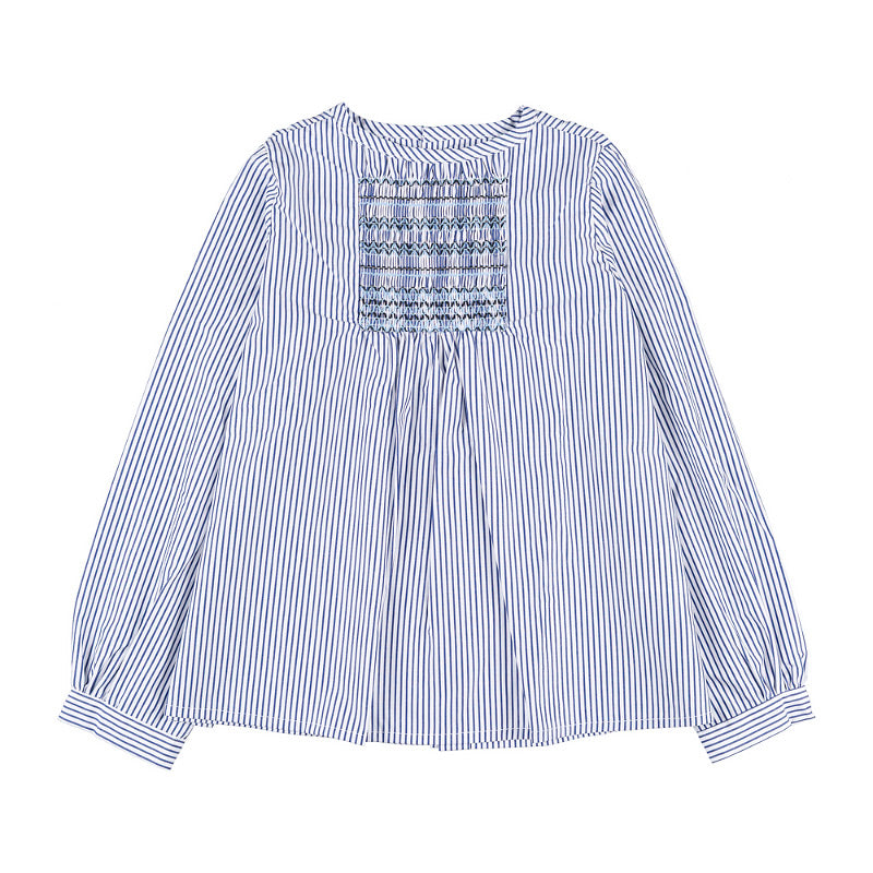 Gestreifte blaue Bluse mit Smokstickerei