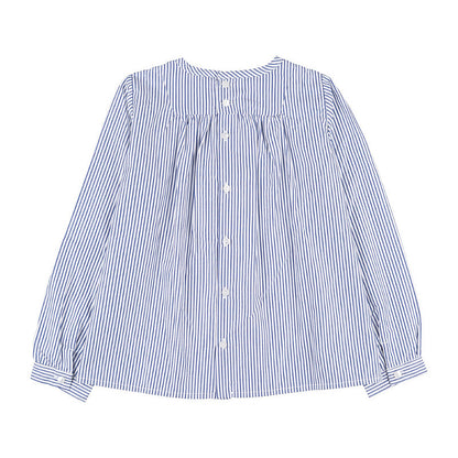 Gestreifte blaue Bluse mit Smokstickerei