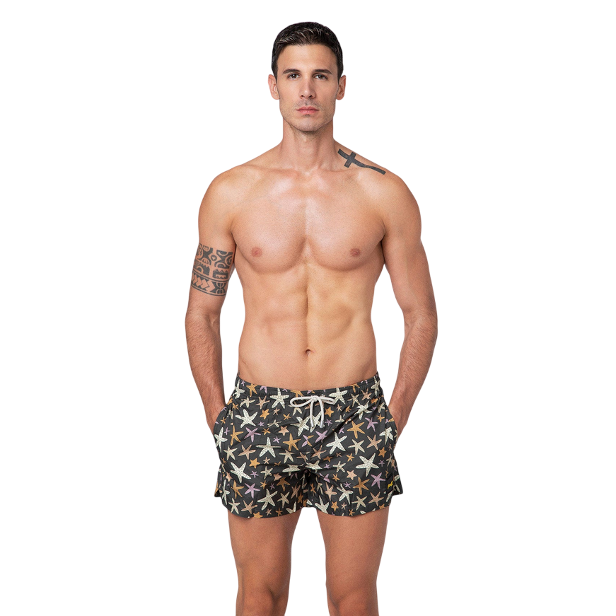 F**K Pantaloncino Costume Mare Uomo M04BA31-X14 Fantasia Stelle Marine | Poliestere, Short Fit, Tasche Zip