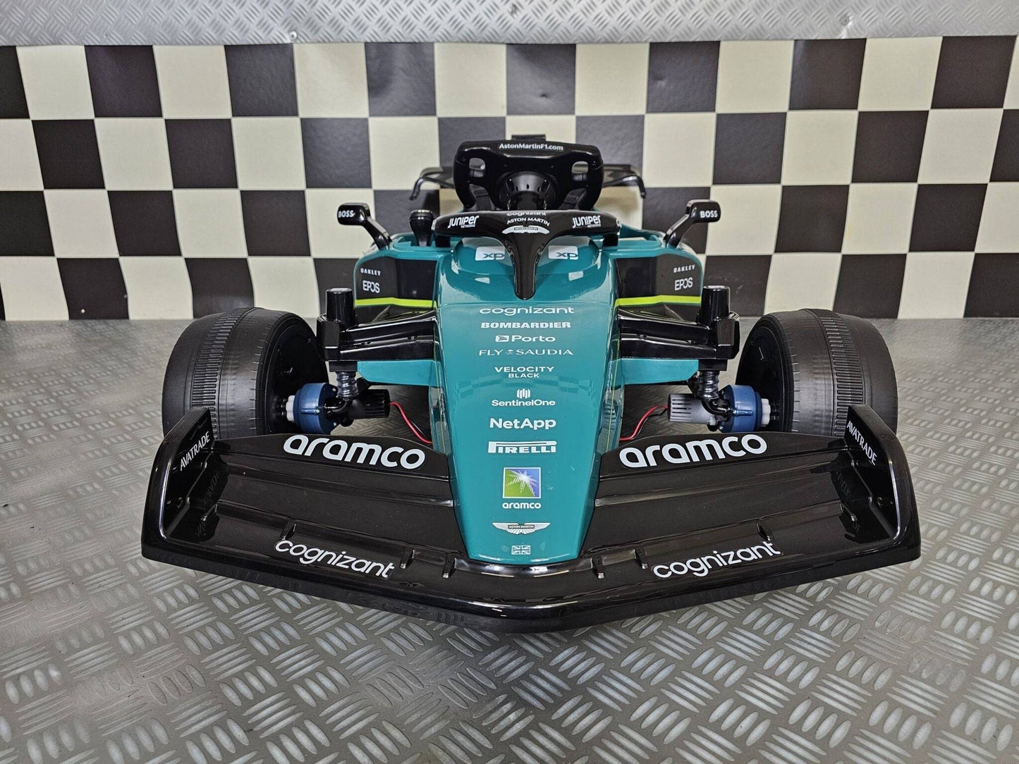 Aston Martin F1 24V Elektroauto für Kinder – Grün