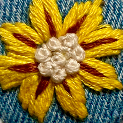 Halskette mit handbesticktem Medaillon 🌼 Denim