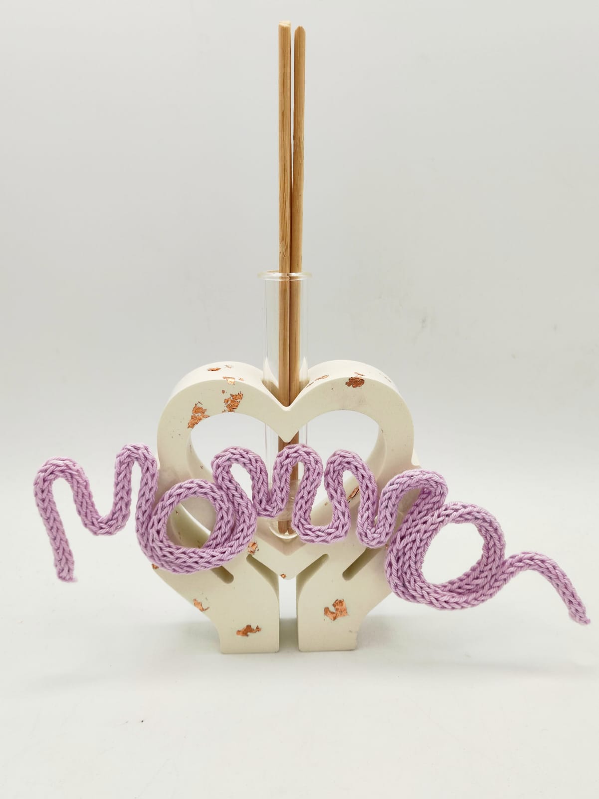 Diffusore per ambiente "un cuore tra le mani" e scritta mamma in tricotin