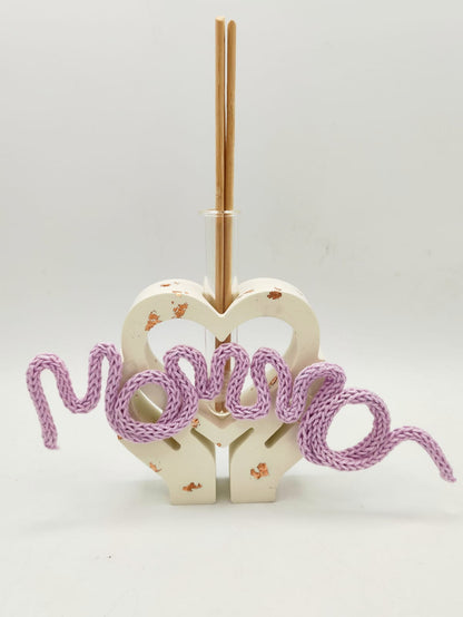Diffusore per ambiente "un cuore tra le mani" e scritta mamma in tricotin
