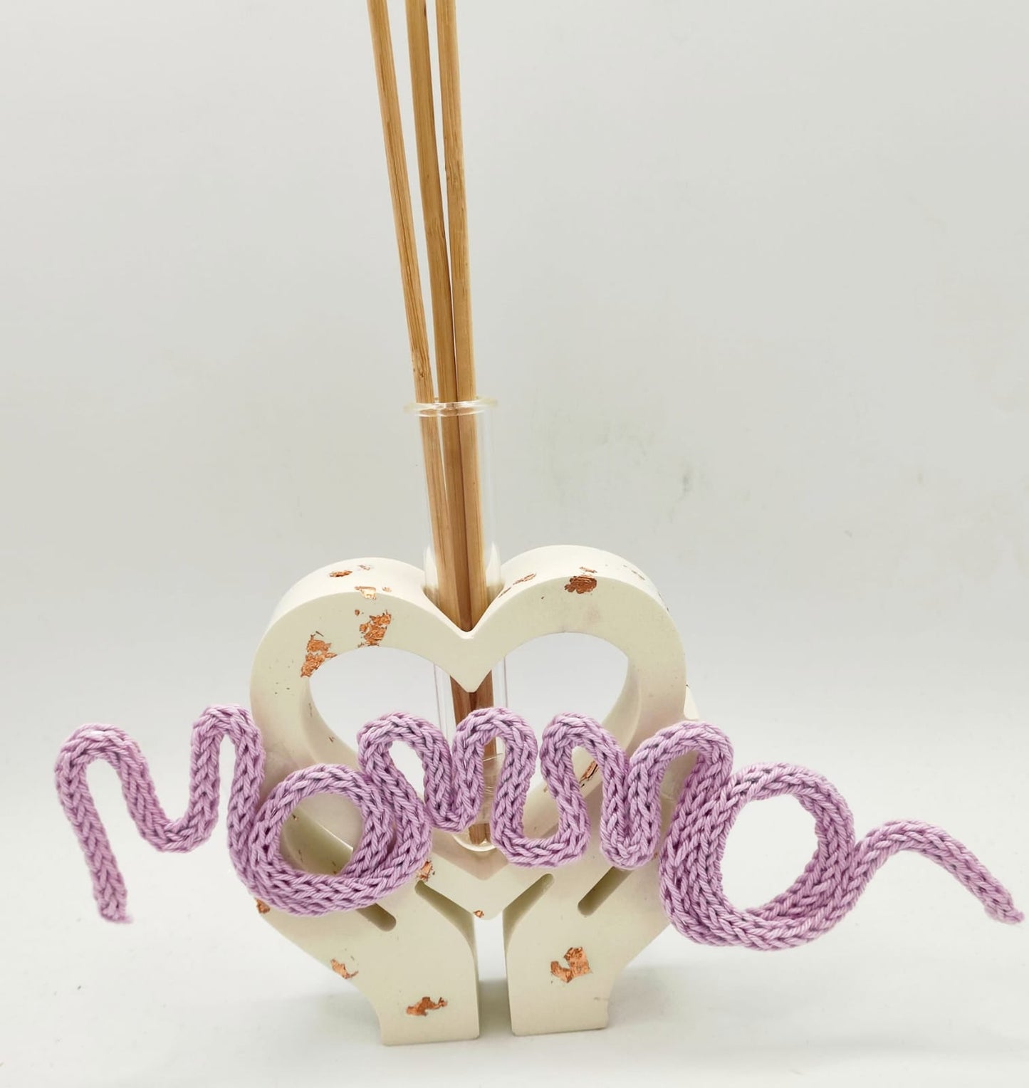 Diffusore per ambiente "un cuore tra le mani" e scritta mamma in tricotin