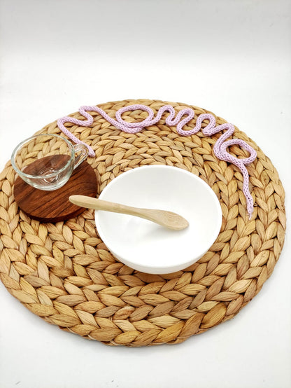 Tovaglietta da colazione in giacinto d'acqua con scritta in tricotin