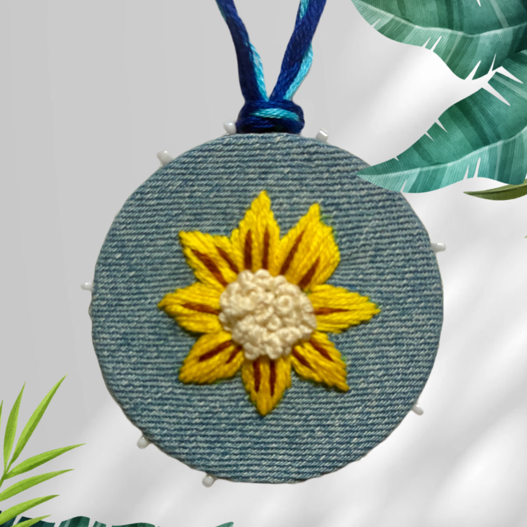Halskette mit handbesticktem Medaillon 🌼 Denim