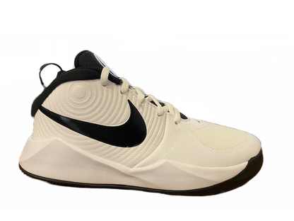 Nike scarpa da pallacanestro da ragazzi Team Hustle 9 AQ4224 100 bianco nero