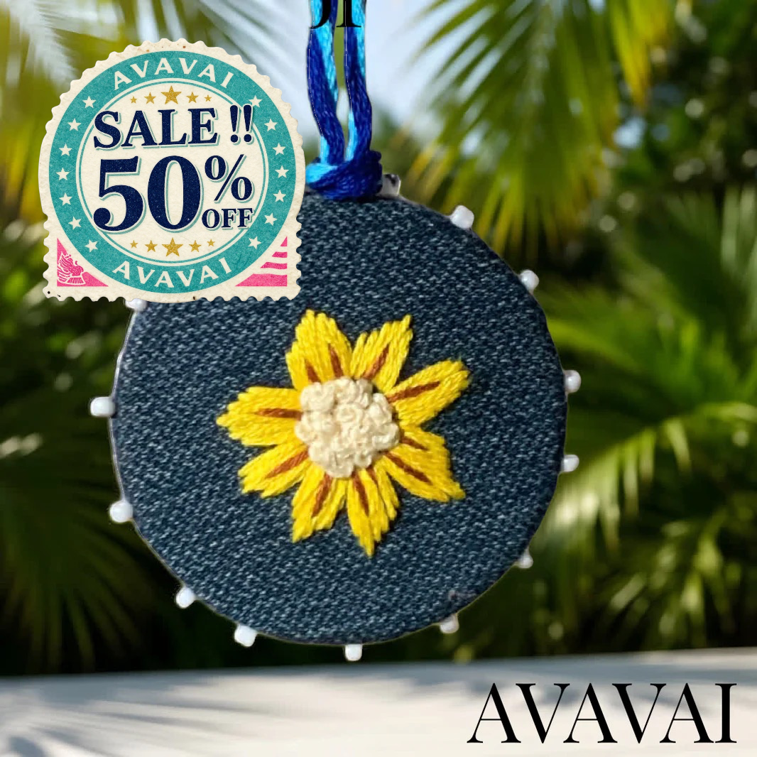 Halskette mit handbesticktem Medaillon 🌼 Blue Denim
