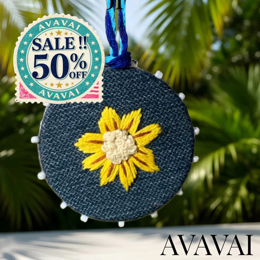 Halskette mit handbesticktem Medaillon 🌼 Blue Denim